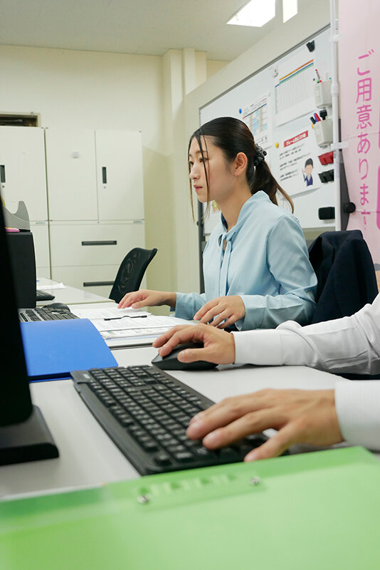 営業部の静音さんは隠れフェラニスト 男性社員の都合の良いおしゃぶりペット しかも精飲好き 立華静音 画像1