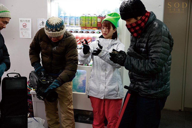 ロケ帰り相部屋NTR 大雪で東京に帰れなくなったお天気お姉さんが、仕事の愚痴を聞いてくれる新人ADと妊娠するまで中出ししまくった一晩。 唯井まひろ 画像2