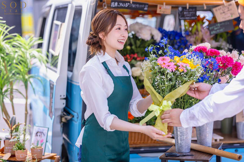 移動式花屋を営んでいる夫婦の妊活は、見知らぬ男達に妻を寝取らせた後にする【至高の10ピストン即中出し】で着床を目指している。 青空ひかり 画像2