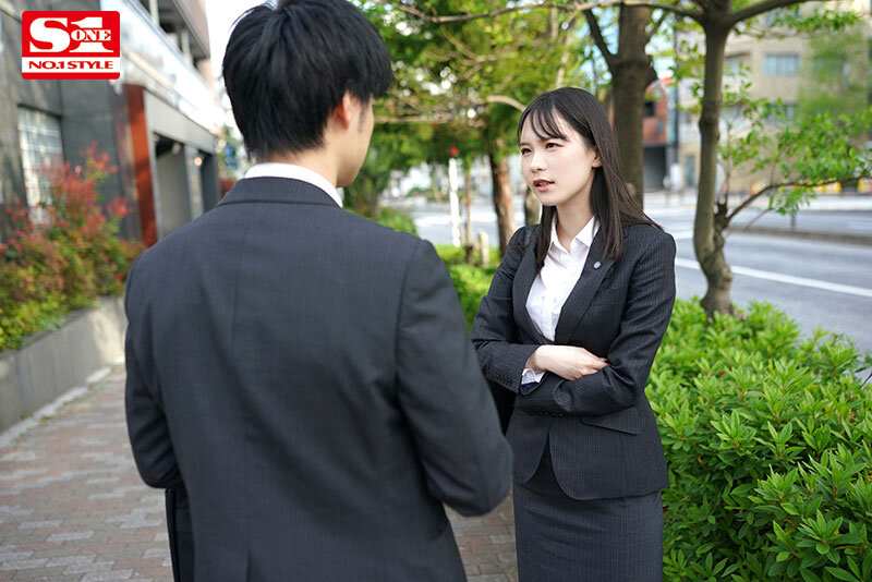 いつも僕を見下してくる可愛いけど生意気な後輩と出張先で一晩一緒に過ごしたら…何度もチ●ポ欲しがってきた！ 村上悠華 画像1